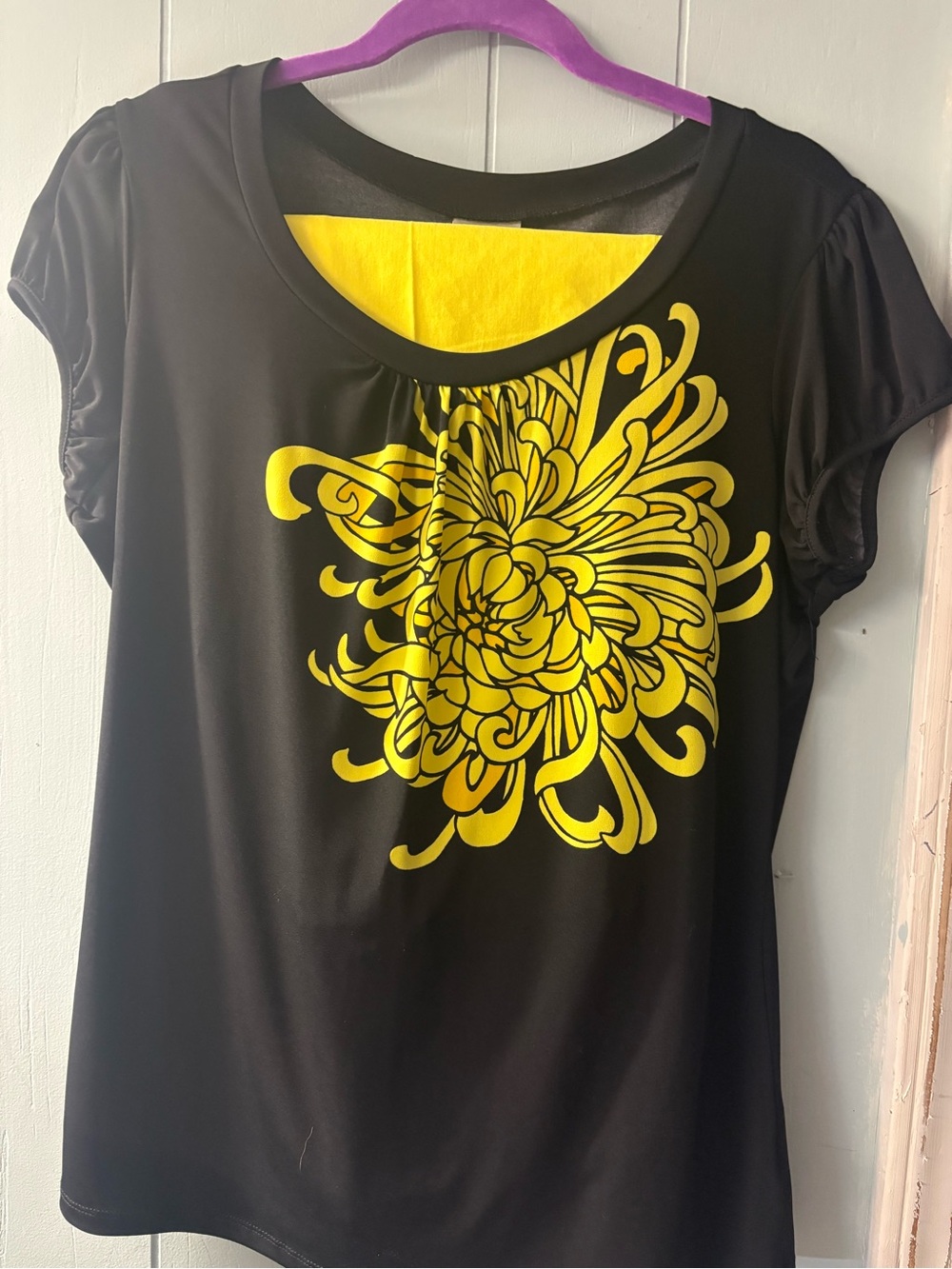 2 ok Worthington Black Tee with Bold Yellow Floral Motif and Crown & Ivy Yellow